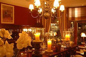 Zona de bar con candelabro, velas y mostrador.