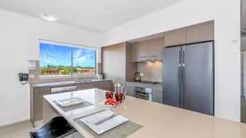 Full-sized fridge, microwave, stovetop, dishwasher