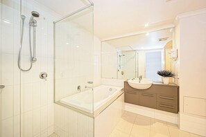 Đồ dùng nhà tắm miễn phí, máy sấy tóc, khăn tắm, giấy vệ sinh 