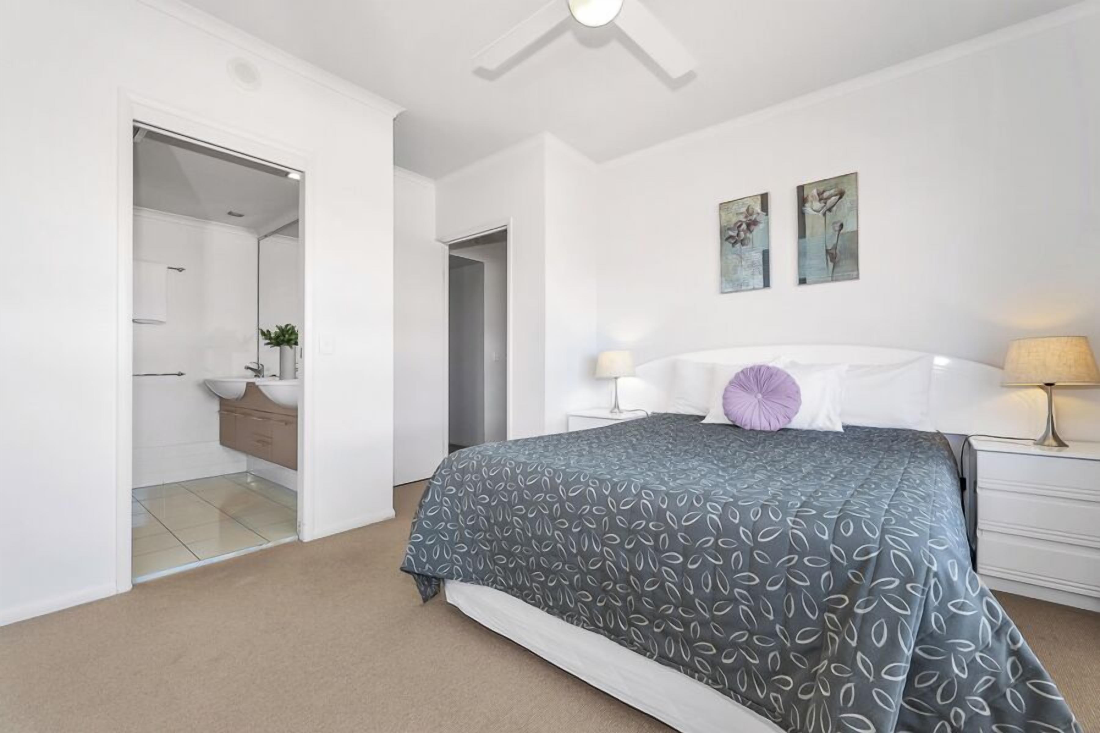 1 sovrum, sängtillbehör av högsta kvalitet, unika möbler och skrivbord