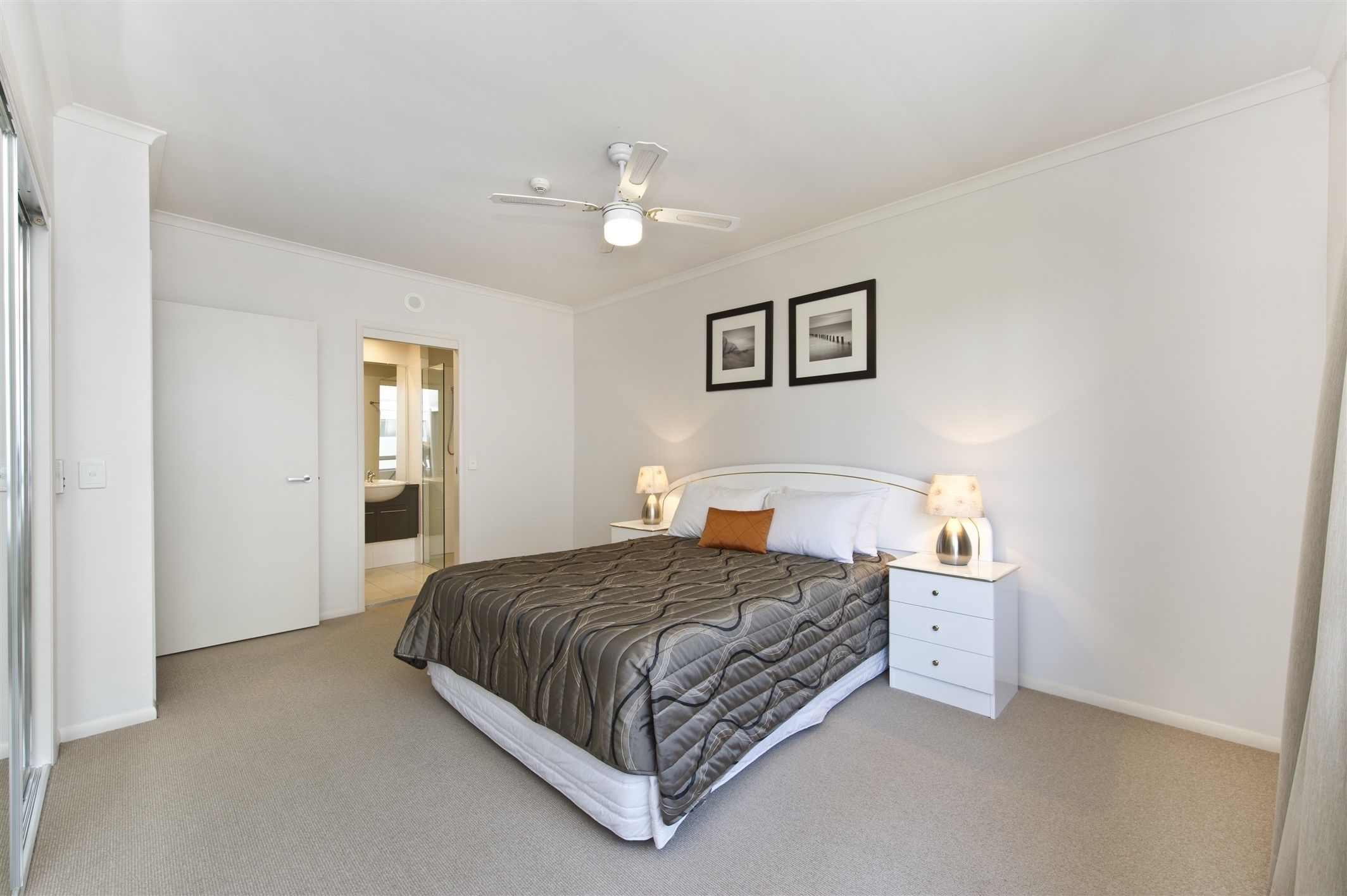 Wine & Chocolate 7 night stay - in a 2 Bedroom Apartment | 1 makuuhuone, ylelliset vuodevaatteet, yksilöllisesti kalustettu