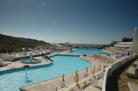 Seasonal outdoor pool, pool umbrellas, sun loungers