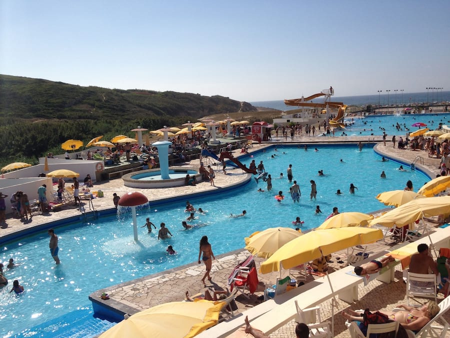 Piscine extérieure (ouverte en saison), parasols de plage
