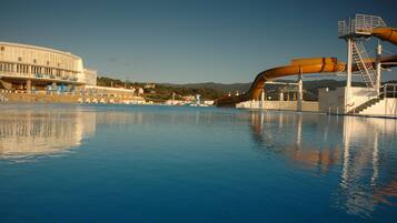 Piscine extérieure (ouverte en saison), parasols de plage