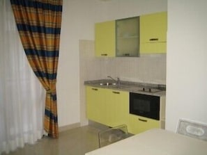 Fridge, microwave, stovetop, coffee/tea maker - Residence Monte Grappa (Cagliari)