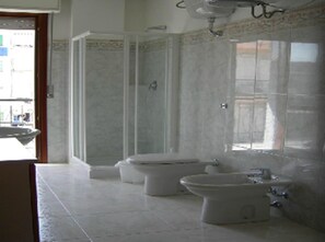Shower, hair dryer, bidet, towels - Residence Monte Grappa (Cagliari)