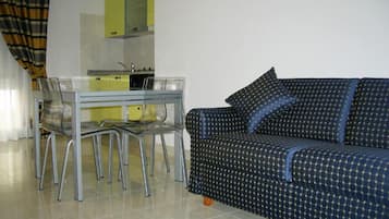 Appartement Standard (for 3 people) | Coin séjour | TV connectée