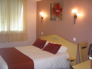 Desk, rollaway beds, free WiFi