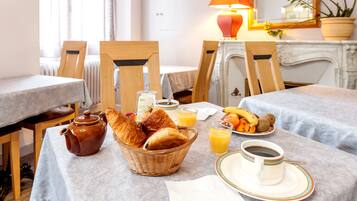 Petit déjeuner buffet (8 EUR par personne)