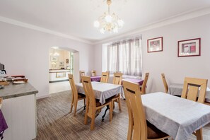 Daily buffet breakfast (EUR 8 per person) - Hotel Sandrina (Niort)