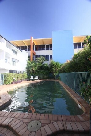 Outdoor pool, pool loungers - Mid City Luxury Suites (Cairns)