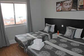 Triple Room, Private Bathroom | Desk, free WiFi - Lunar Guest House (Porto)