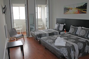 Triple Room, Private Bathroom | Desk, free WiFi - Lunar Guest House (Porto)