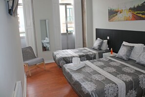 Triple Room, Private Bathroom | Desk, free WiFi - Lunar Guest House (Porto)