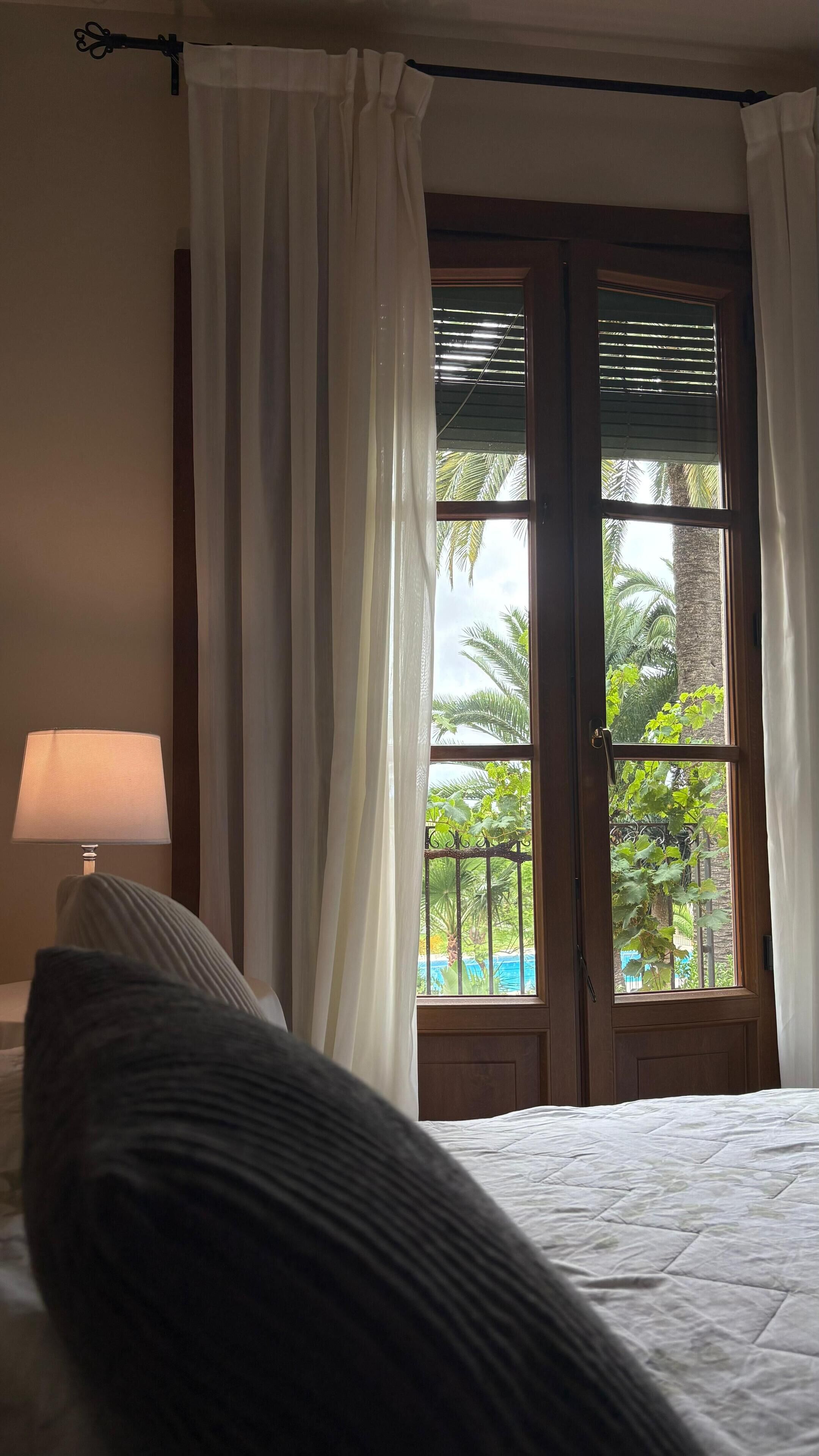 single room | blackout curtains, cots/infant beds, free wifi, bed sheets