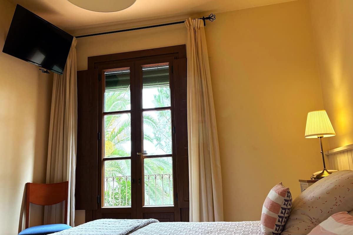 twin room | blackout curtains, cots/infant beds, free wifi, bed sheets