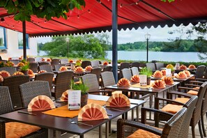 Se sirven desayunos y almuerzos, restaurante con mesas al aire libre 