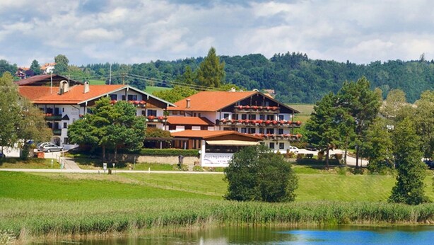 A hotel with multiple buildings, a pond, and surrounding greenery. - Aktiv- und Wellnesshotel Seeblick (Bad Endorf)