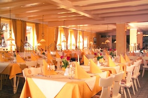 Serviço de café da manhã, culinária alemã, restaurante ao ar livre