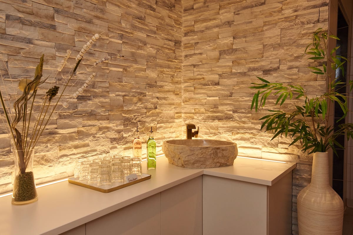 sauna, steam room, body treatments, aromatherapy, hot stone massages