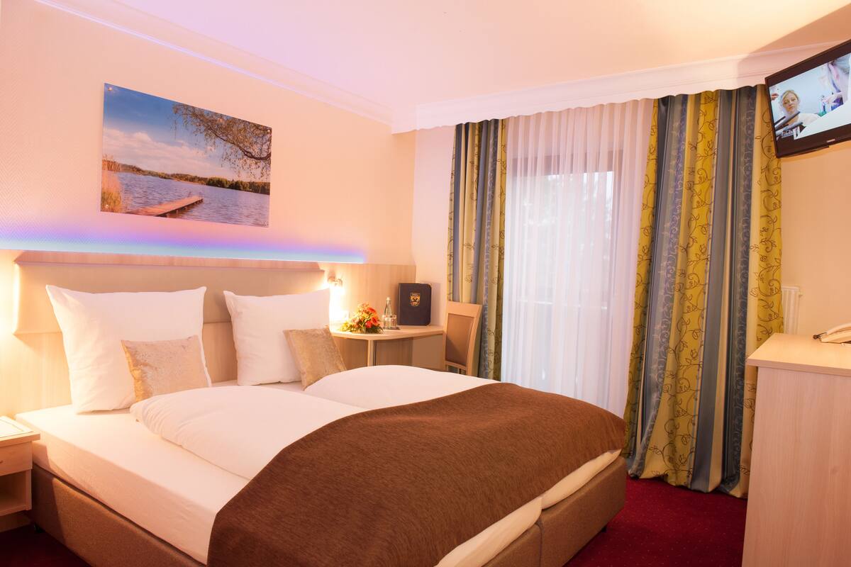 hypo-allergenic bedding, in-room safe, desk, cots/infant beds