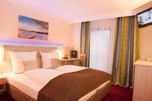 Ropa de cama hipoalergénica y caja de seguridad en la habitación 