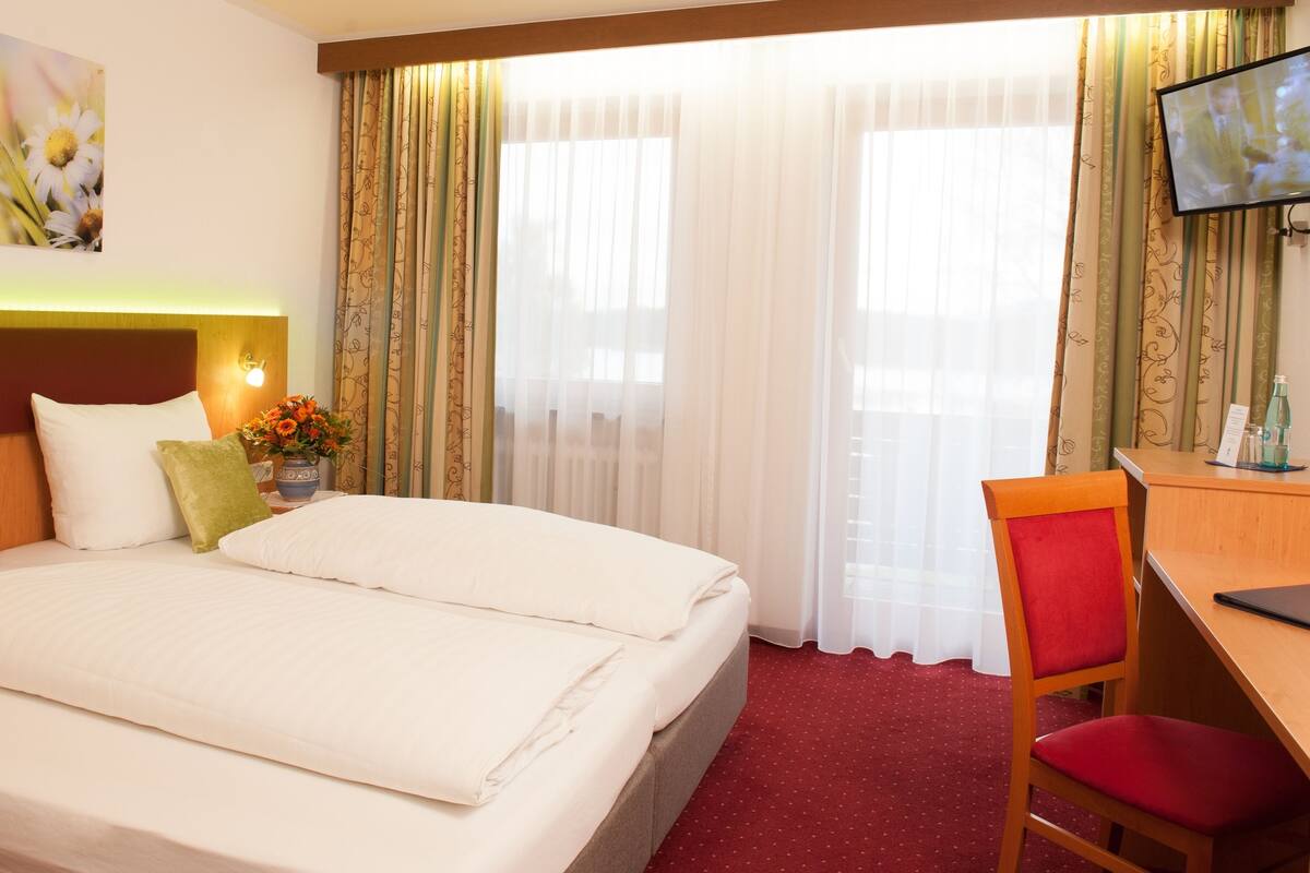 Quarto casal, sacada, em edifício anexo | Roupas de cama antialérgicas, cofres nos quartos, escrivaninha