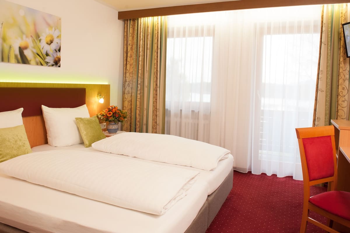 double room, balcony, annex building | hypo-allergenic bedding, in-room safe, desk, cots/infant beds