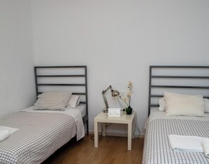 Twin Room | Individually decorated, individually furnished, laptop workspace - Fivegates (Osuna)