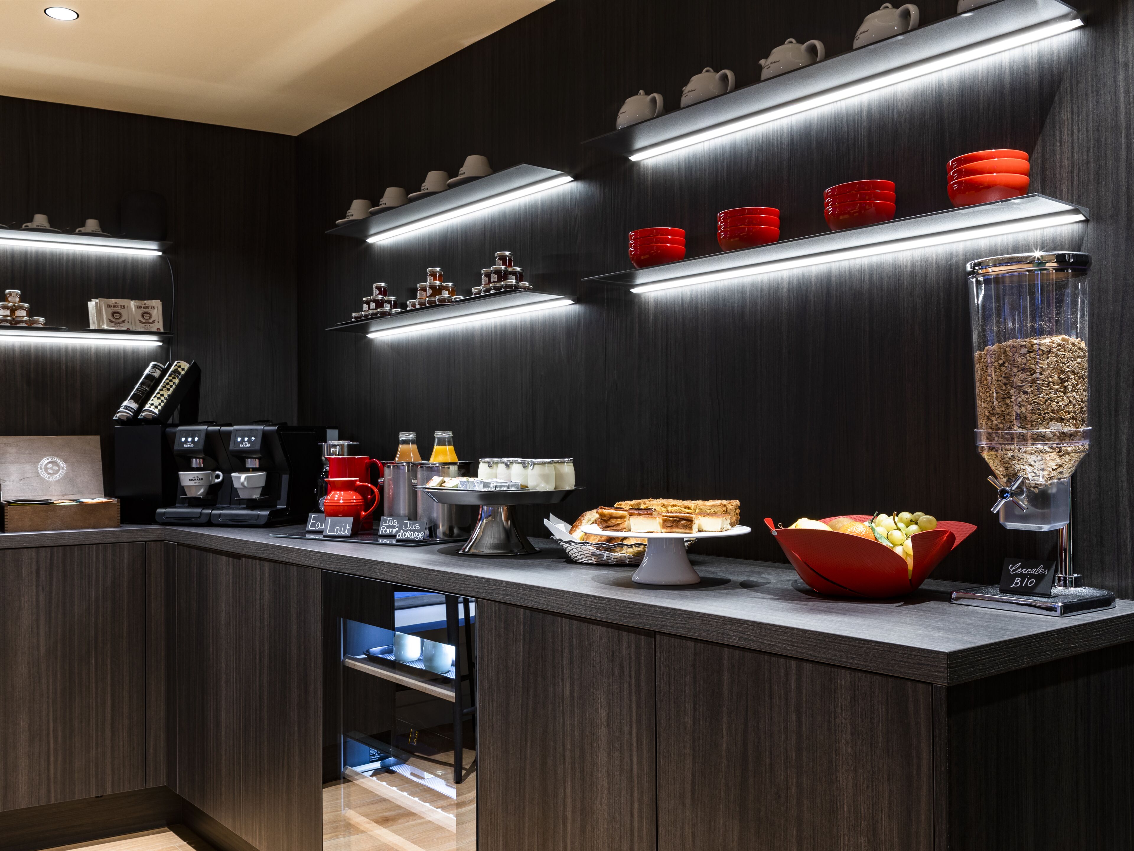 daily full breakfast (eur 14 per person)