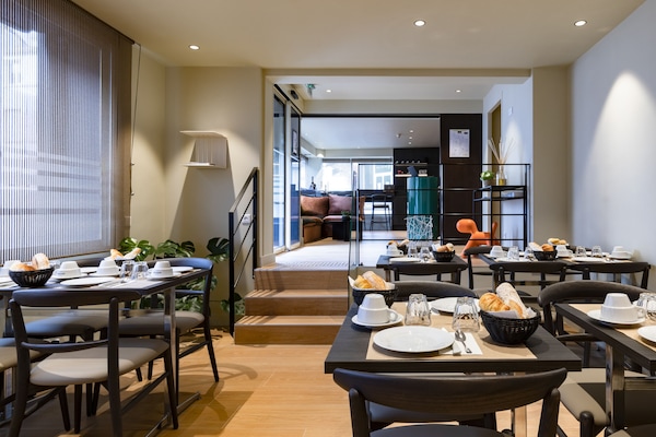 Petit déjeuner complet (14 EUR par personne)