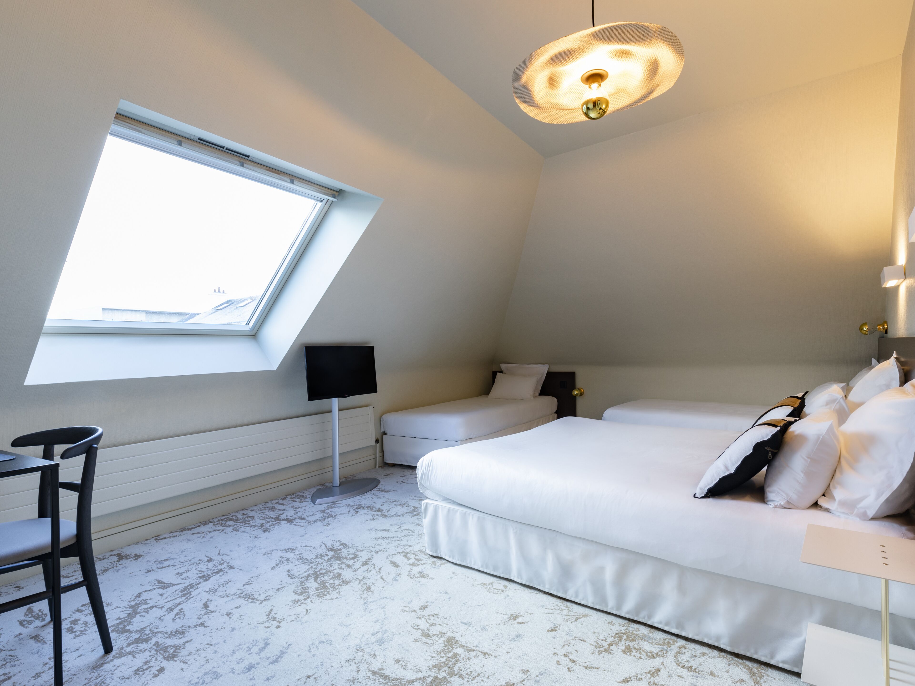 quadruple room | desk, soundproofing, free wifi, bed sheets