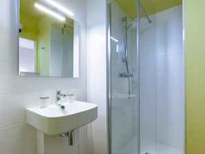 Chambre Standard double | Salle de bain | Séchoir à cheveux, serviettes fournies