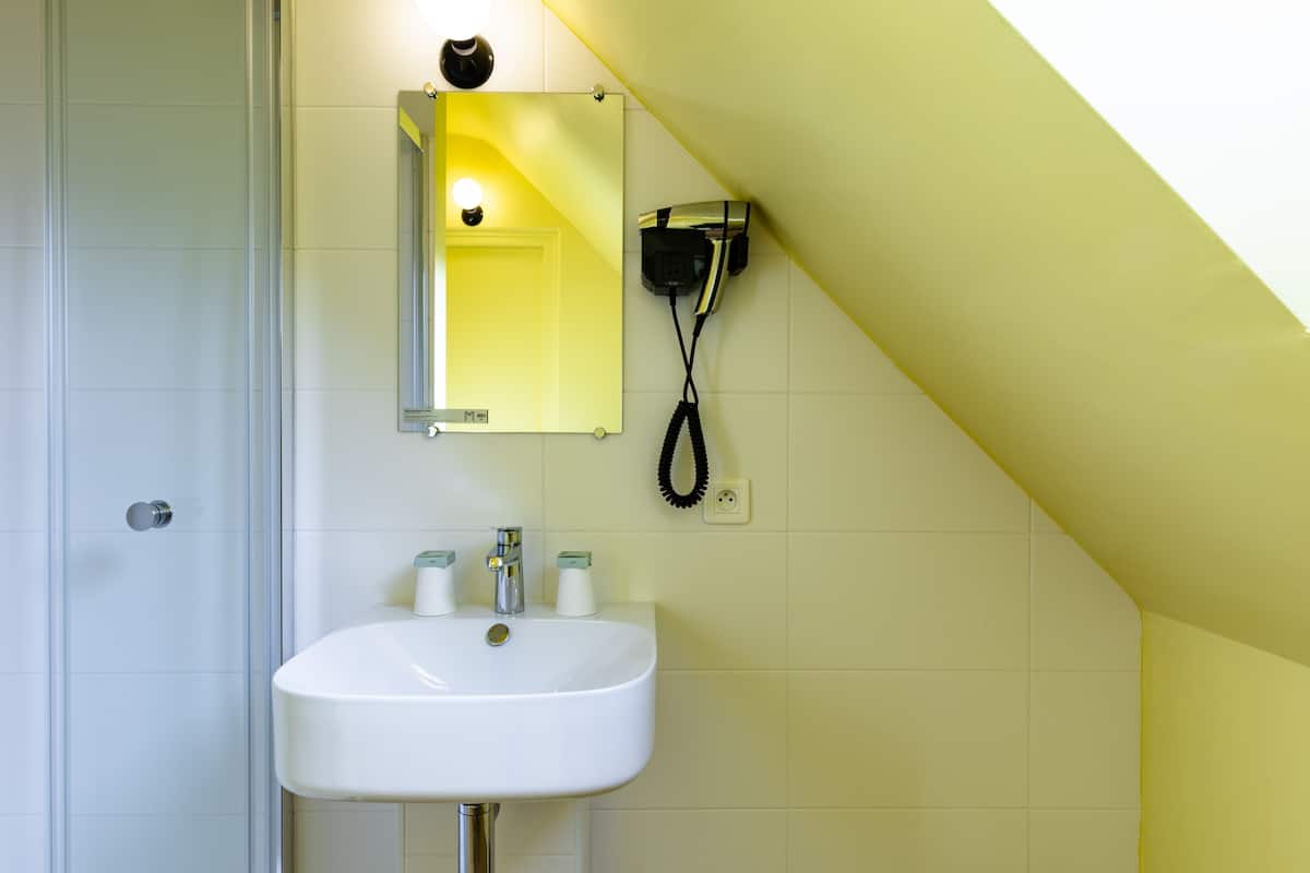 quadruple room | bathroom | hair dryer, towels