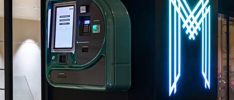 Un kiosque d’enregistrement numérique doté d’un écran affichant un formulaire, d’un clavier et d’un lecteur de cartes.