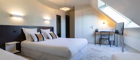 Escritorio, sistema de insonorización, wifi gratis y ropa de cama
