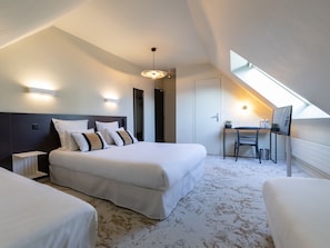Habitación cuádruple | Escritorio, insonorización, wifi gratis y ropa de cama
