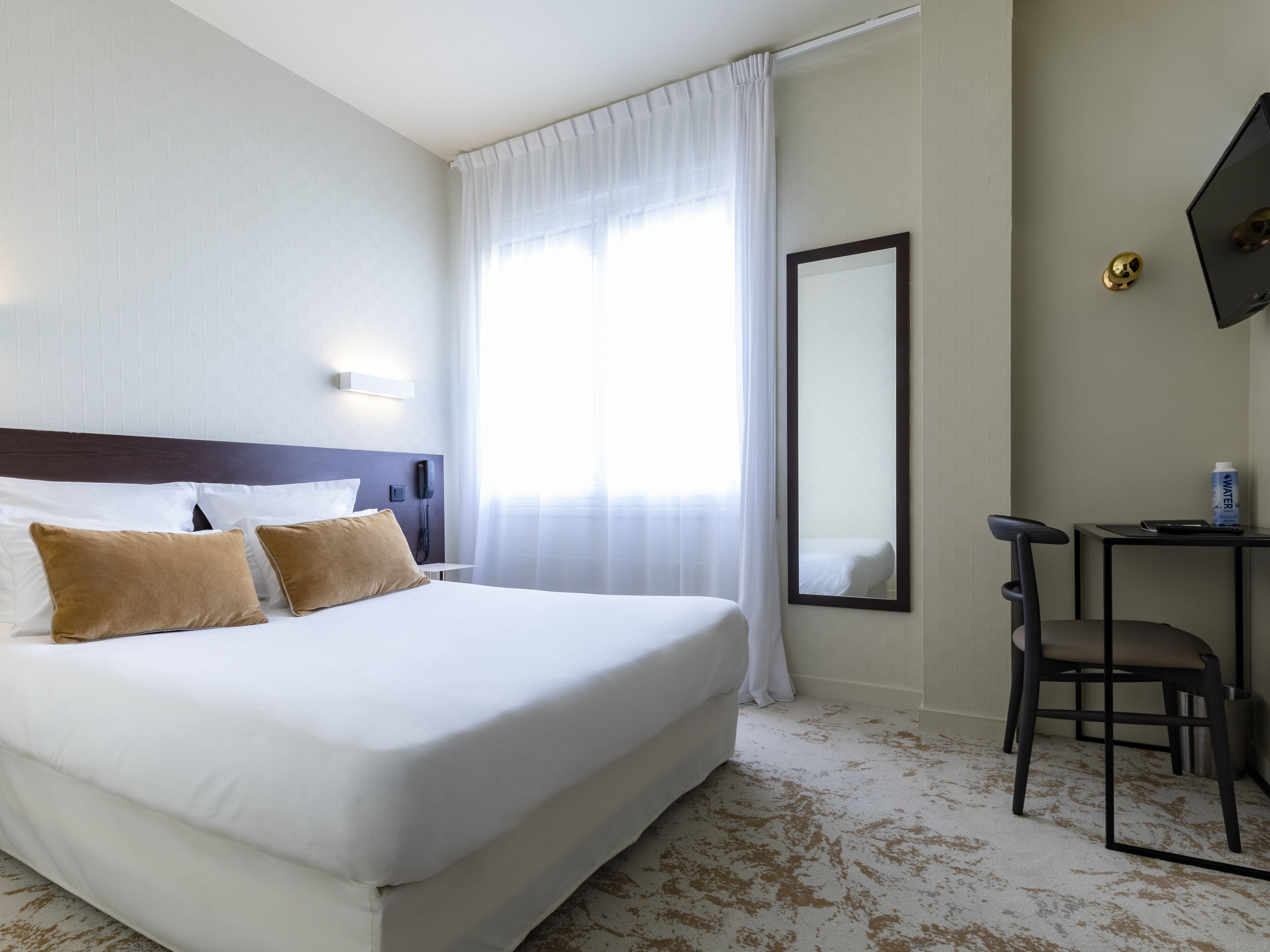 standard double room | desk, soundproofing, free wifi, bed sheets