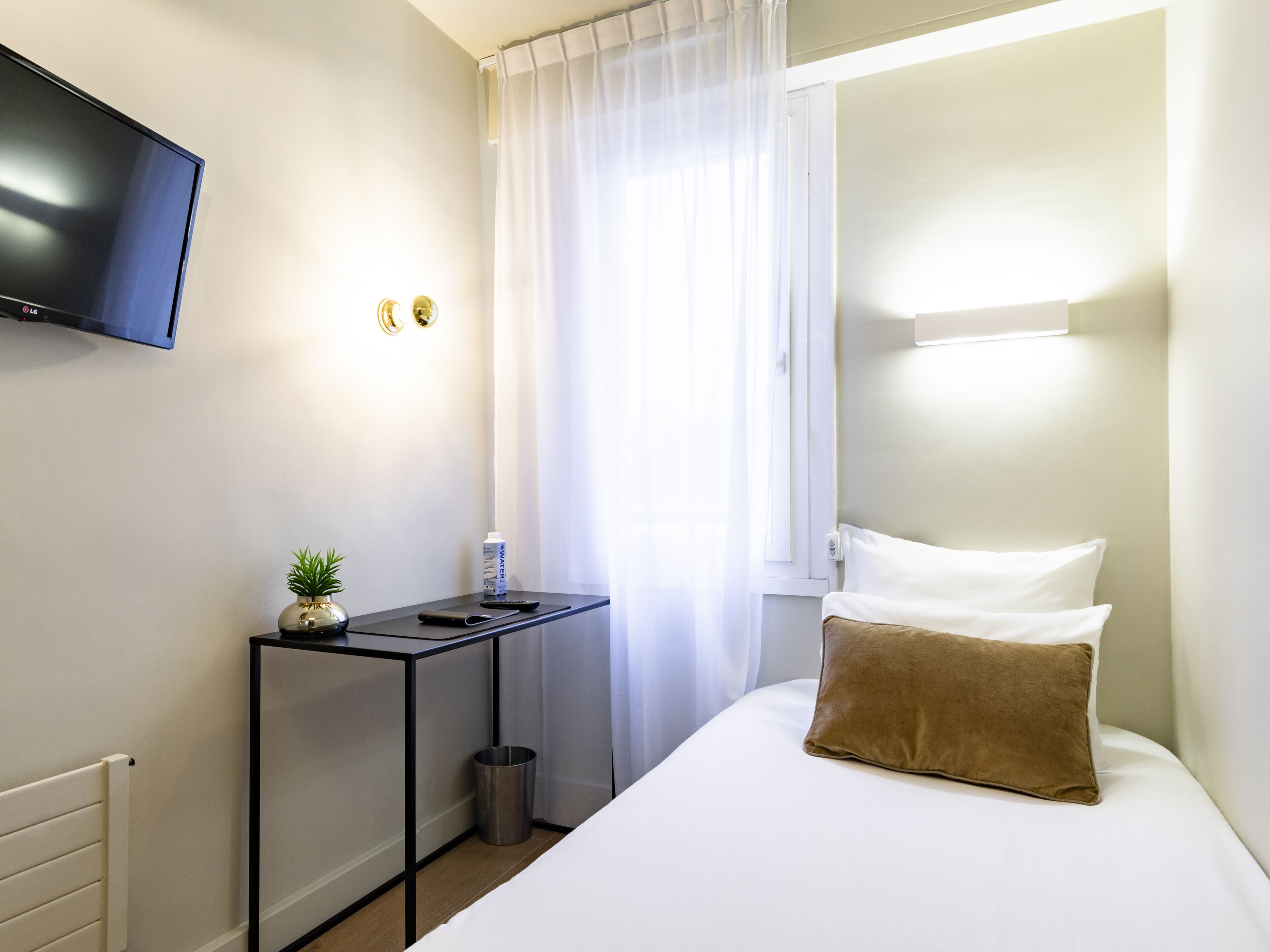 small single room | desk, soundproofing, free wifi, bed sheets