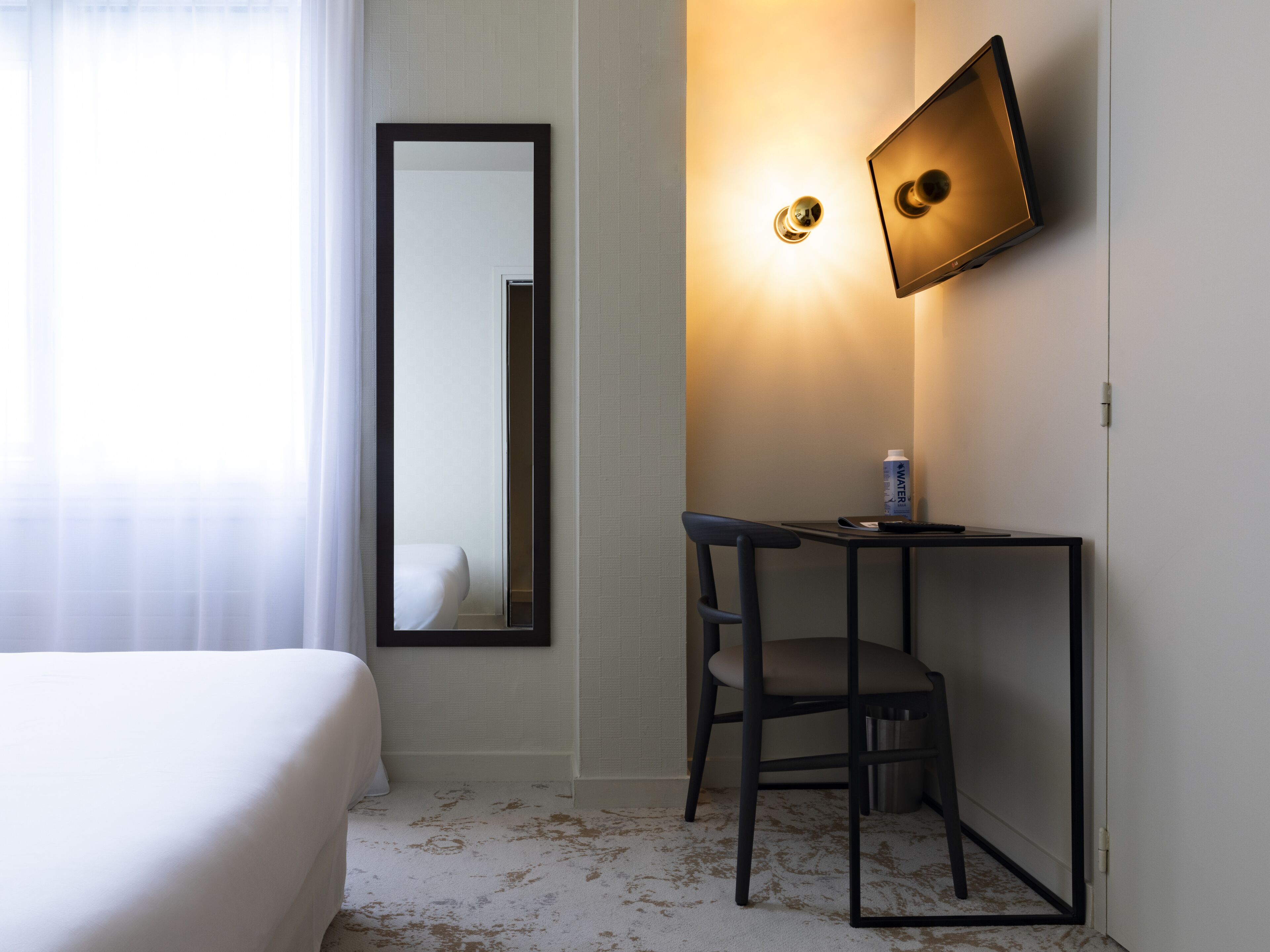 standard double room | desk, soundproofing, free wifi, bed sheets