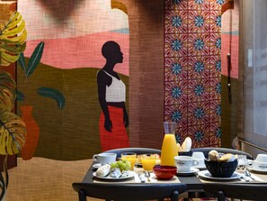 Se ofrece un desayuno completo todos los días (por un coste adicional)