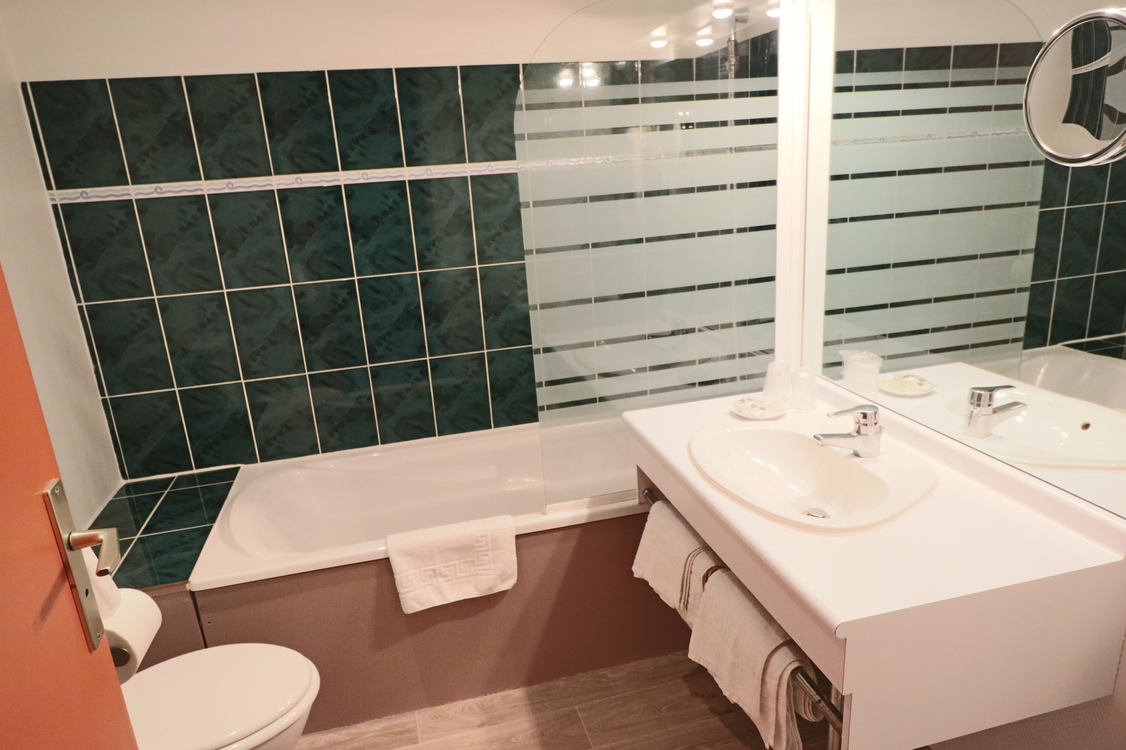 triple room | bathroom | combined shower/bathtub, hair dryer, towels