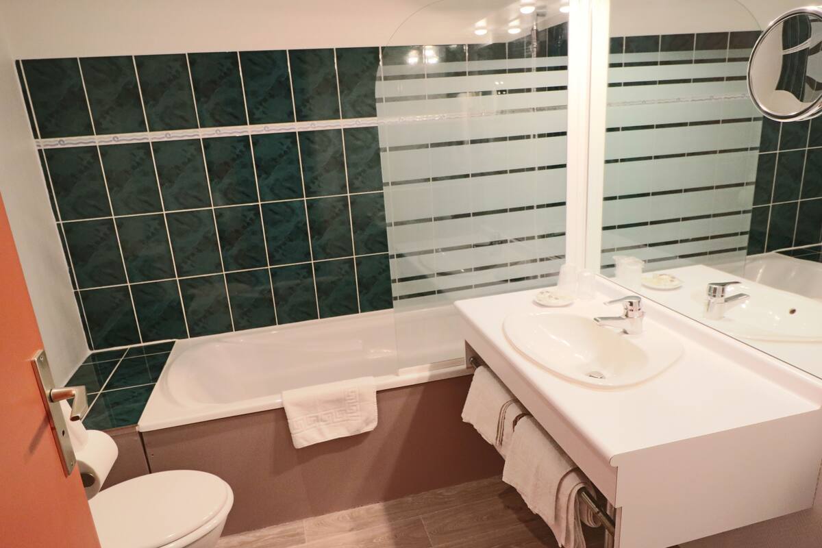 triple room | bathroom | combined shower/bathtub, hair dryer, towels