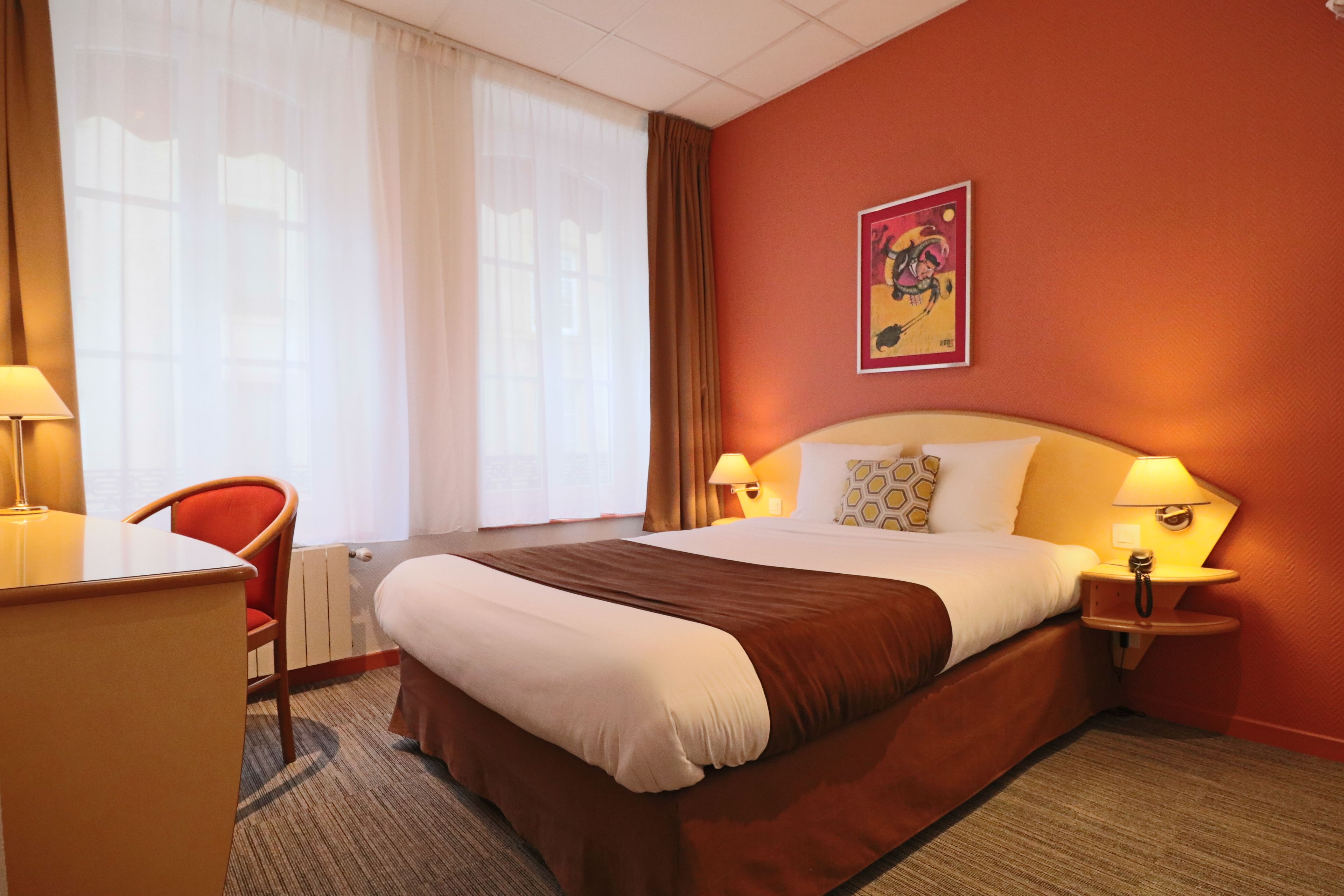 Single Room | Desk, soundproofing, iron/ironing board, free cribs/infant beds