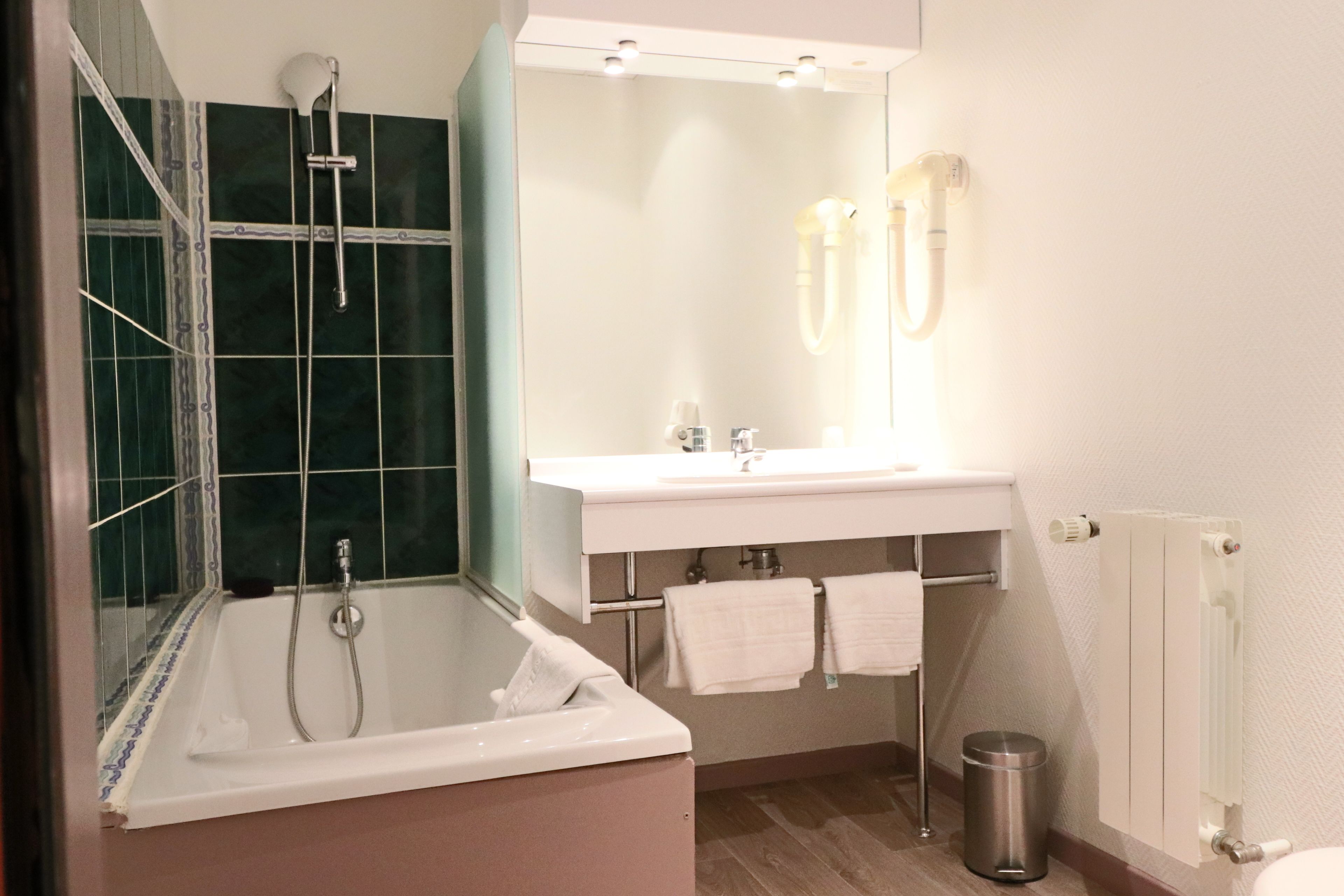 Einzelzimmer | Badezimmer | Duschwanne, Haartrockner, Handtücher