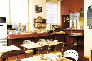 Petit déjeuner buffet servi tous les jours en supplément