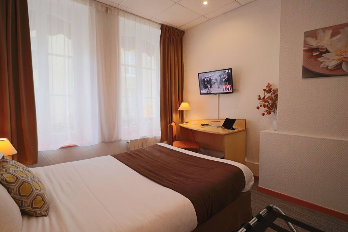 Single Room | Desk, soundproofing, iron/ironing board (on request)