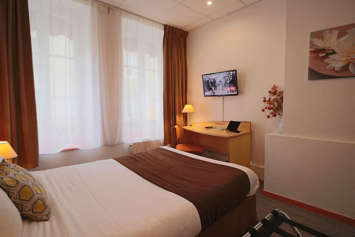 Single Room | Desk, soundproofing, iron/ironing board, free cots/infant beds