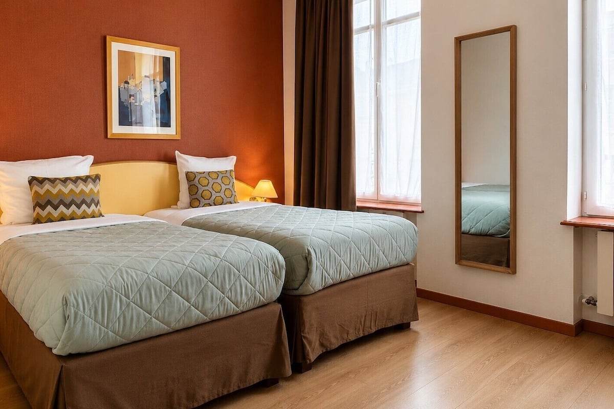 Chambre avec lits jumeaux | Bureau, système d’insonorisation, fer et planche à repasser