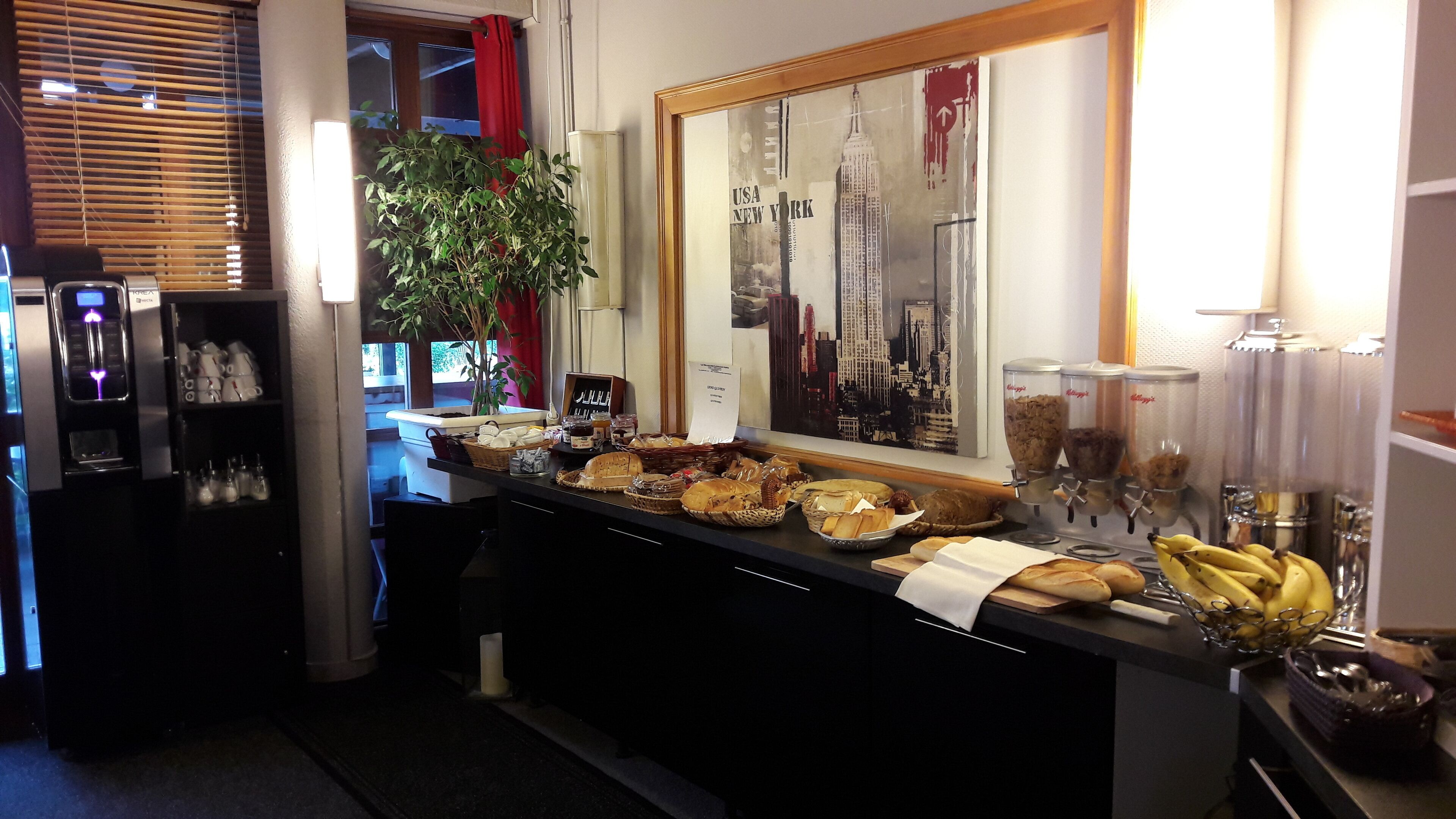 朝食 (ビュッフェ)、毎日提供 (1 名様 12 EUR)